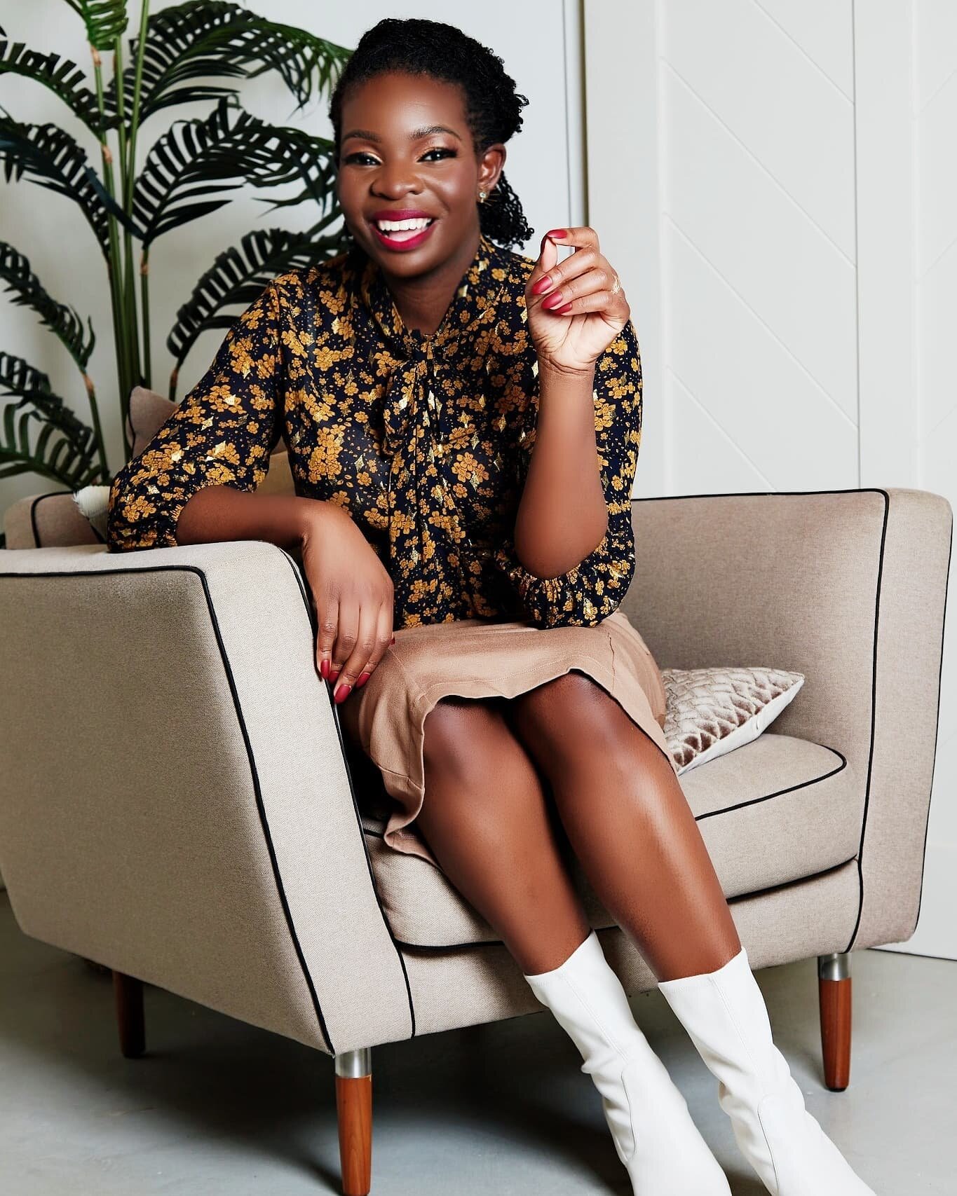 I'm smiling because EVERY single day I'm alive presents another opportunity to turn my dreams into realities ✨