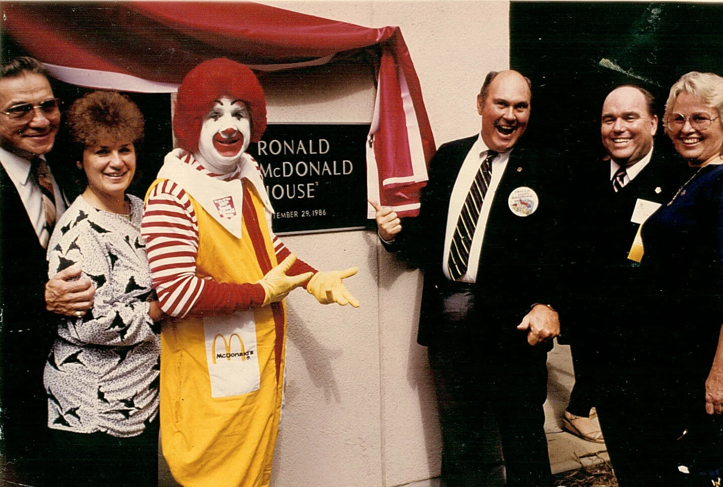 Ronald McDonald and Jim Murray get some help from TV personality Willard Scott and one of the first Ronald McDonalds to dedicate a new house in 1986.