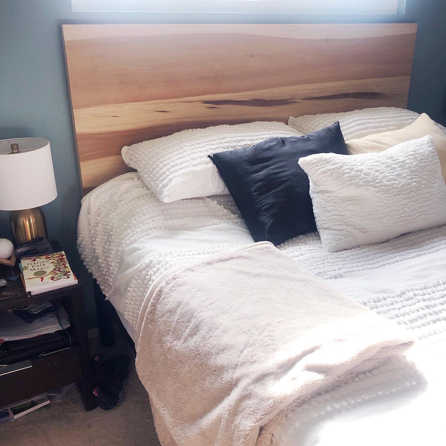 IG vs. IRL :::swipe to see what I mean:::😆 🛌 🧺 
I make my bed EVERY DAY, with very few exceptions. Even when the rest of the room looks like a laundry volcano erupted everywhere.
It&rsquo;s a small win that I can hit with ease and it makes my brai