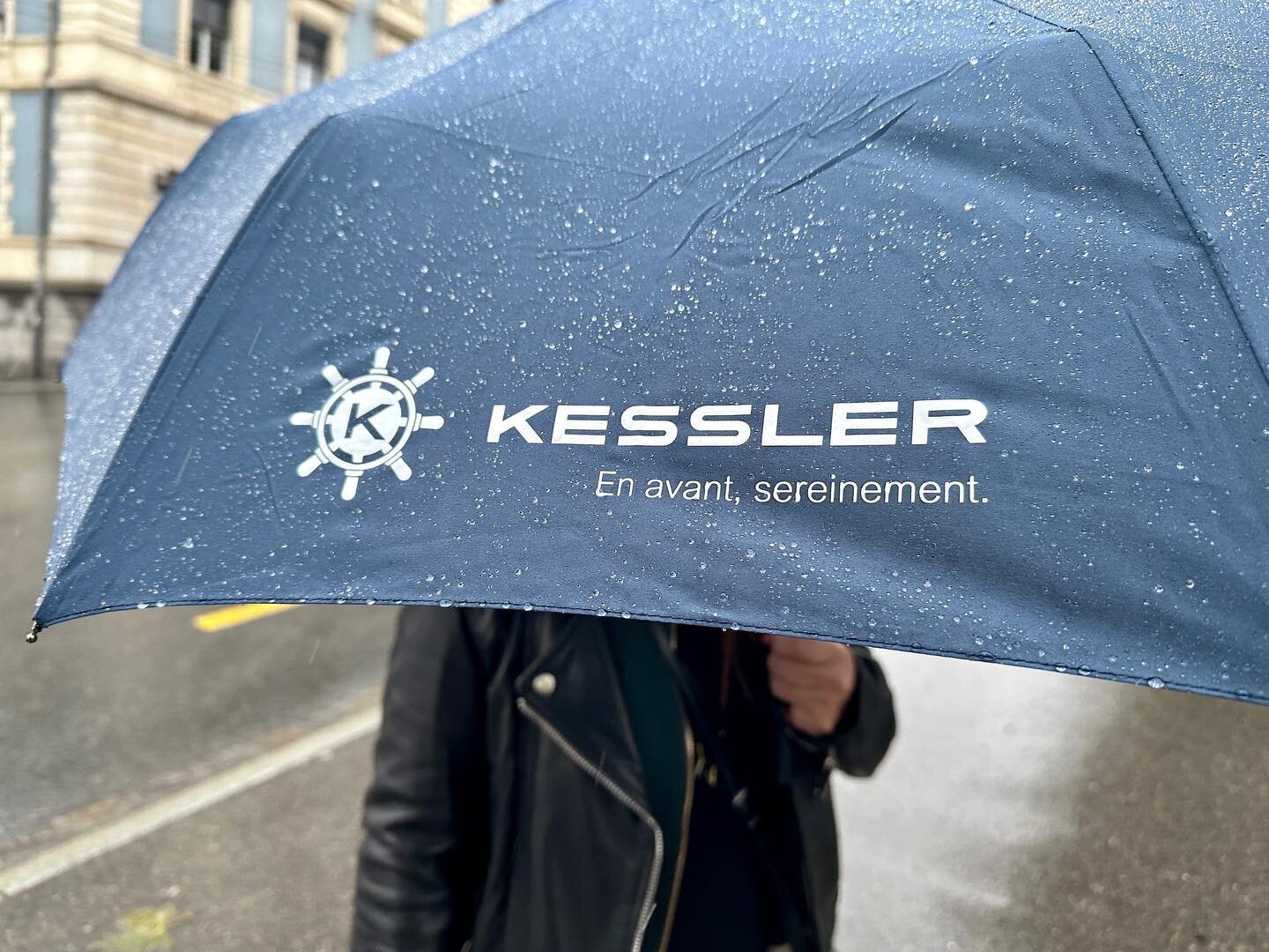 Ce claim que nous avions adapt&eacute; en fran&ccedil;ais, qui va si bien sur un parapluie, dans la temp&ecirc;te... #kessler #communication #naming #branding #agencedecommunication #agencedecommunicationlausanne #message #impact #redaction #cooywrit