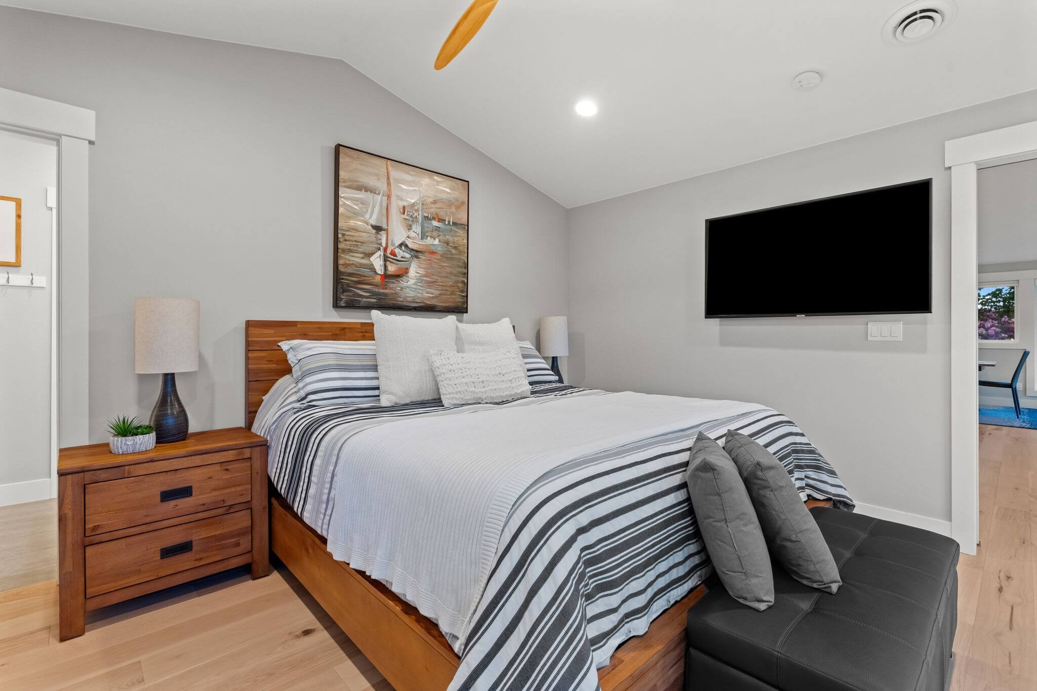 4221 Forest Beach Drive54.jpg