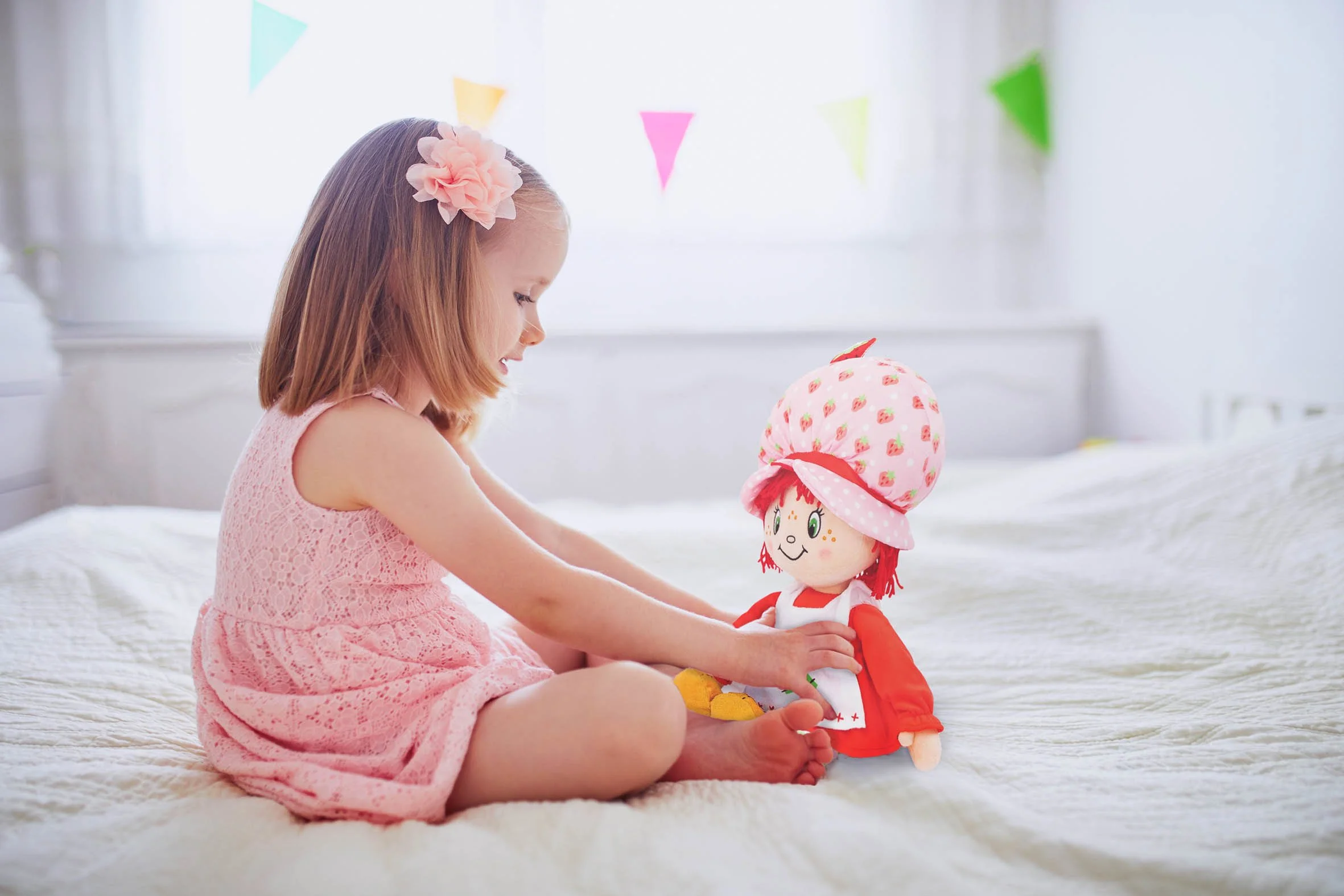 42499_StrawberryShortcake_PillowBuddy_Lifestyle.jpg
