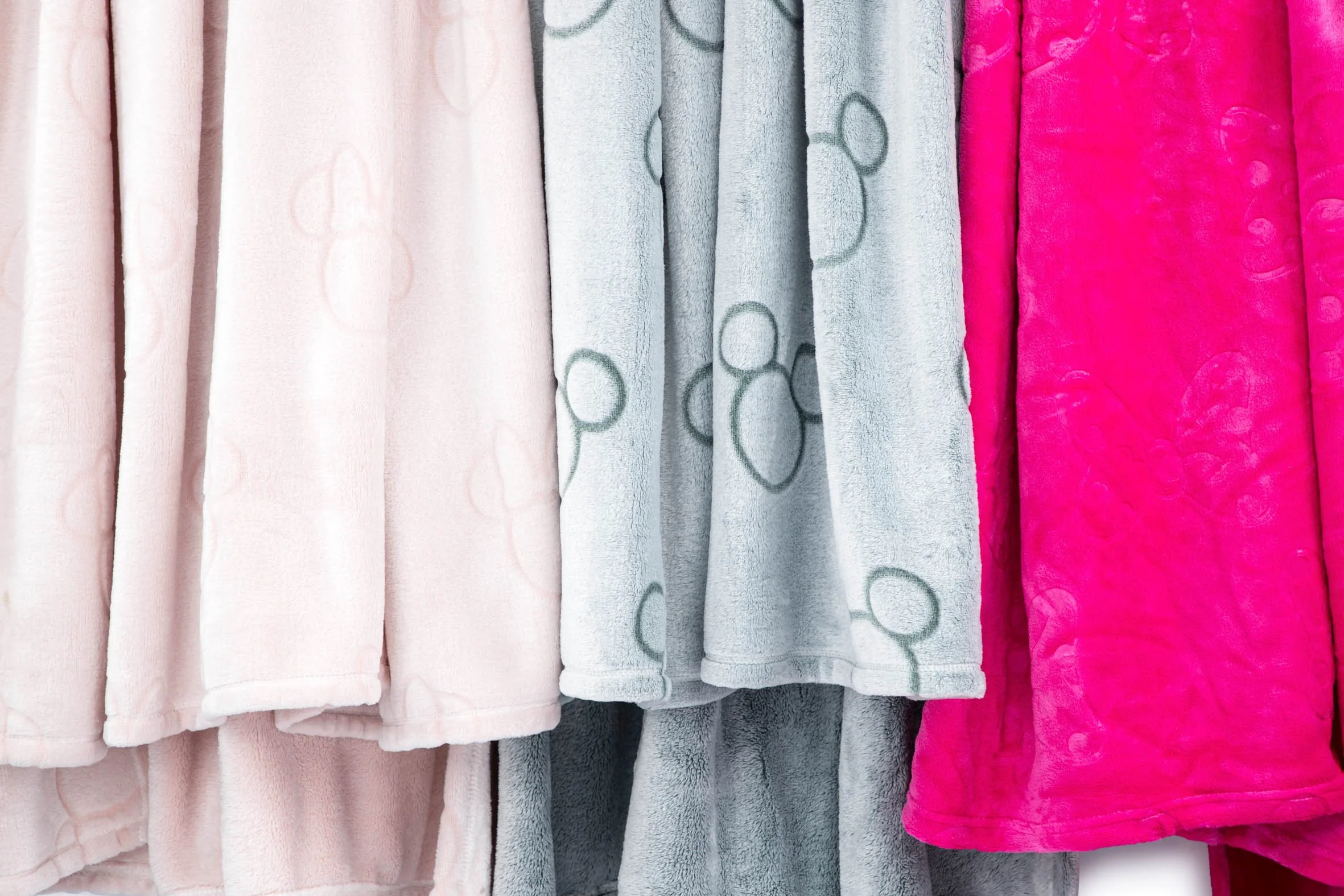 MickeyMouse_MinnieMouse_CarvedBlankets_04.jpg