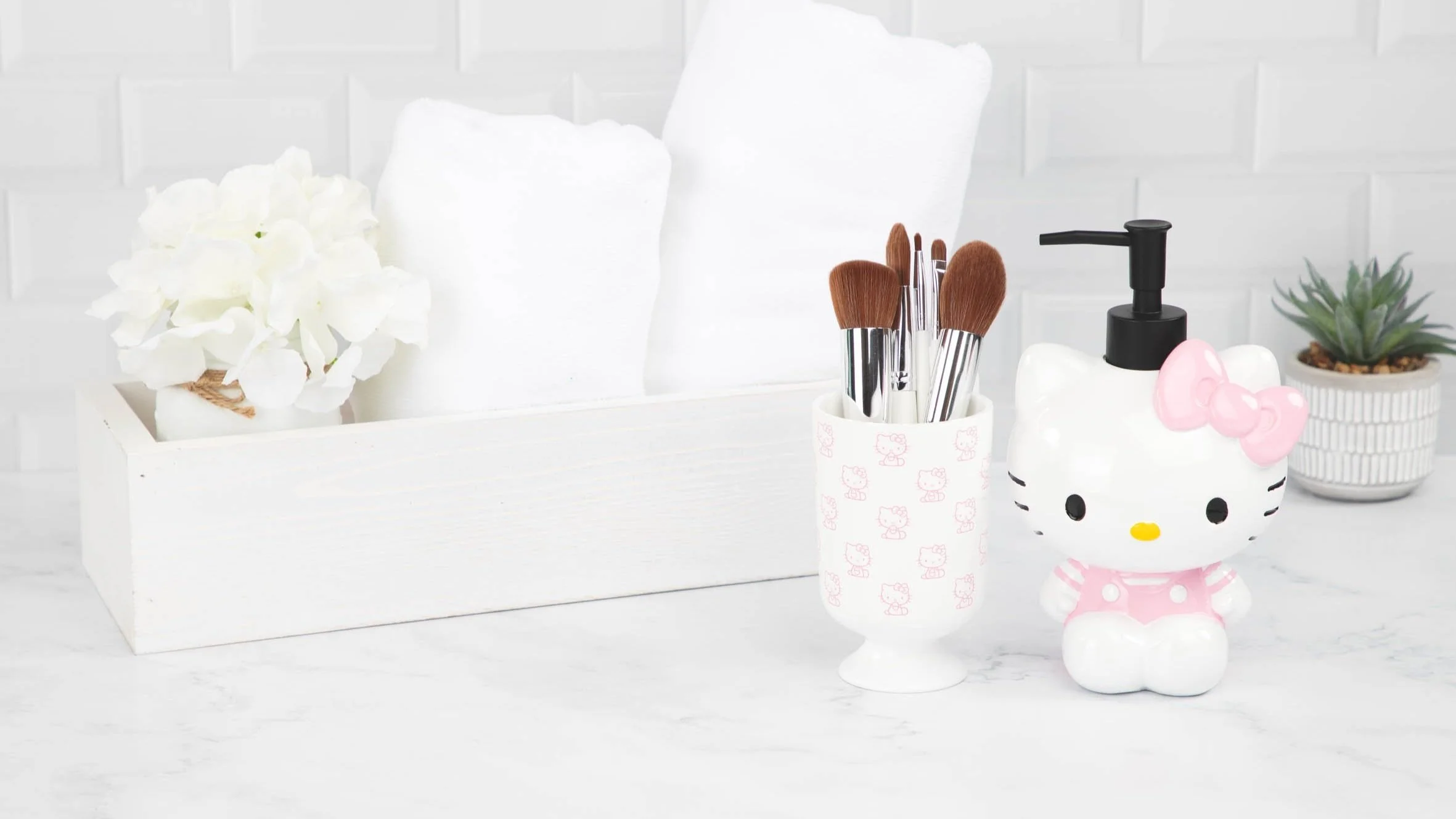 HelloKitty_LotionPumpAndTumblerSet_Lifestyle_01.jpg