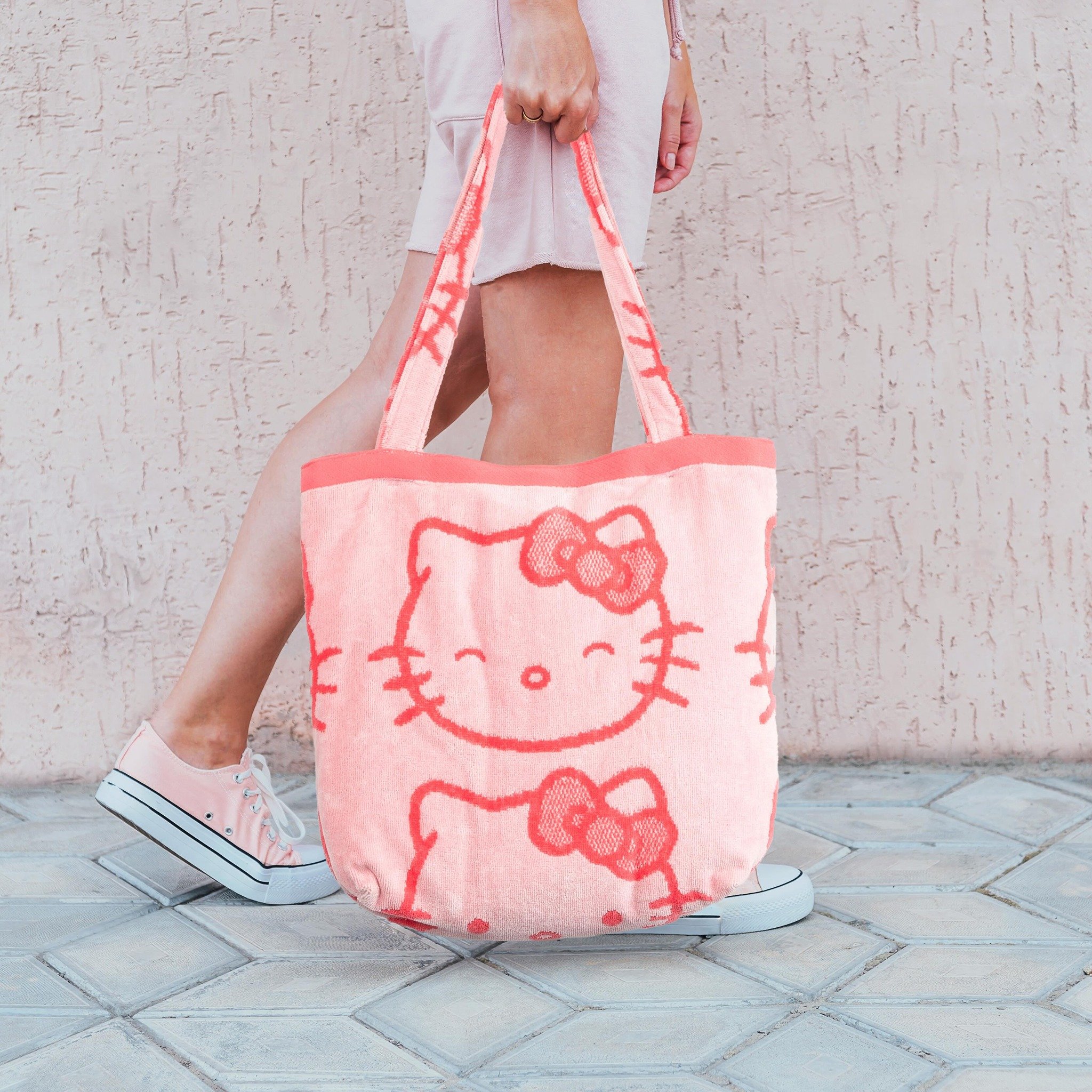En route to the beach🌴 
Kicking off the first day of summer with friends and our 2-in-1 beach towel tote bag🏖️

How are you spending the first day of summer? #summer #beach #sanrio #hellokitty #totebag #hellokittyaddict #hellokittycore #amazon