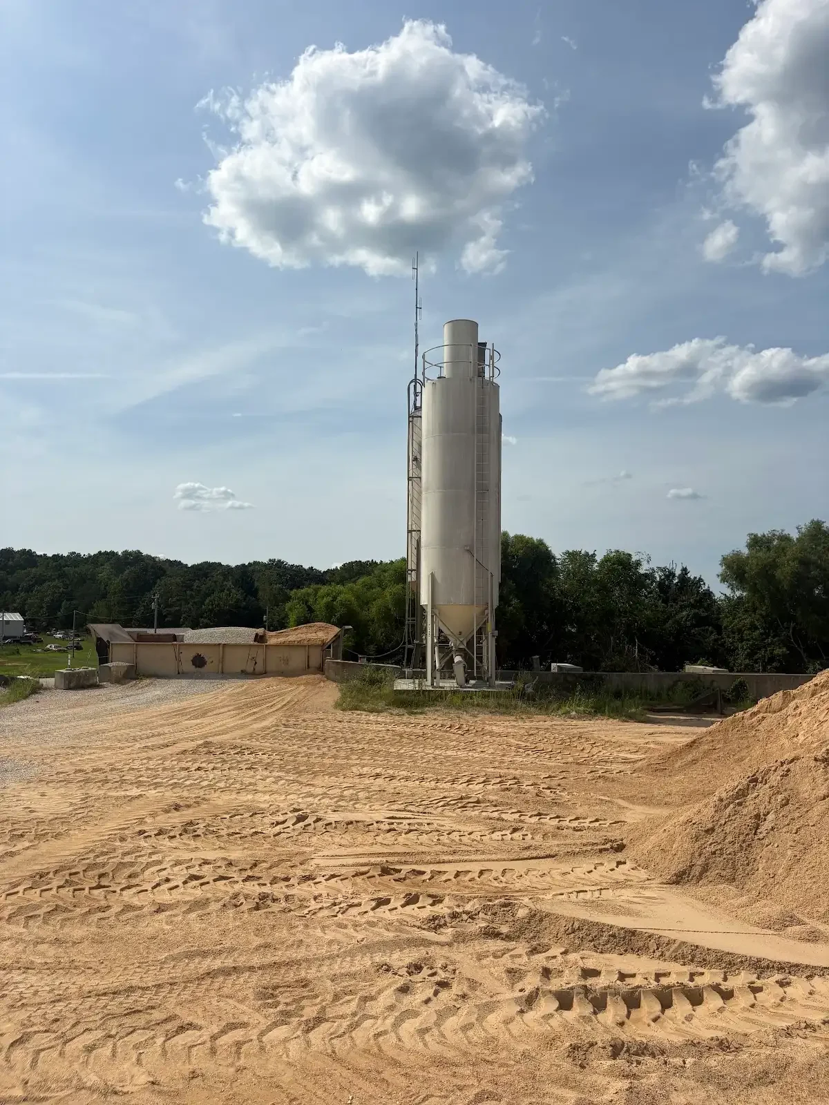 Concrete silo and aggregate yard at Kienstra Ready Mix Salem, Missouri