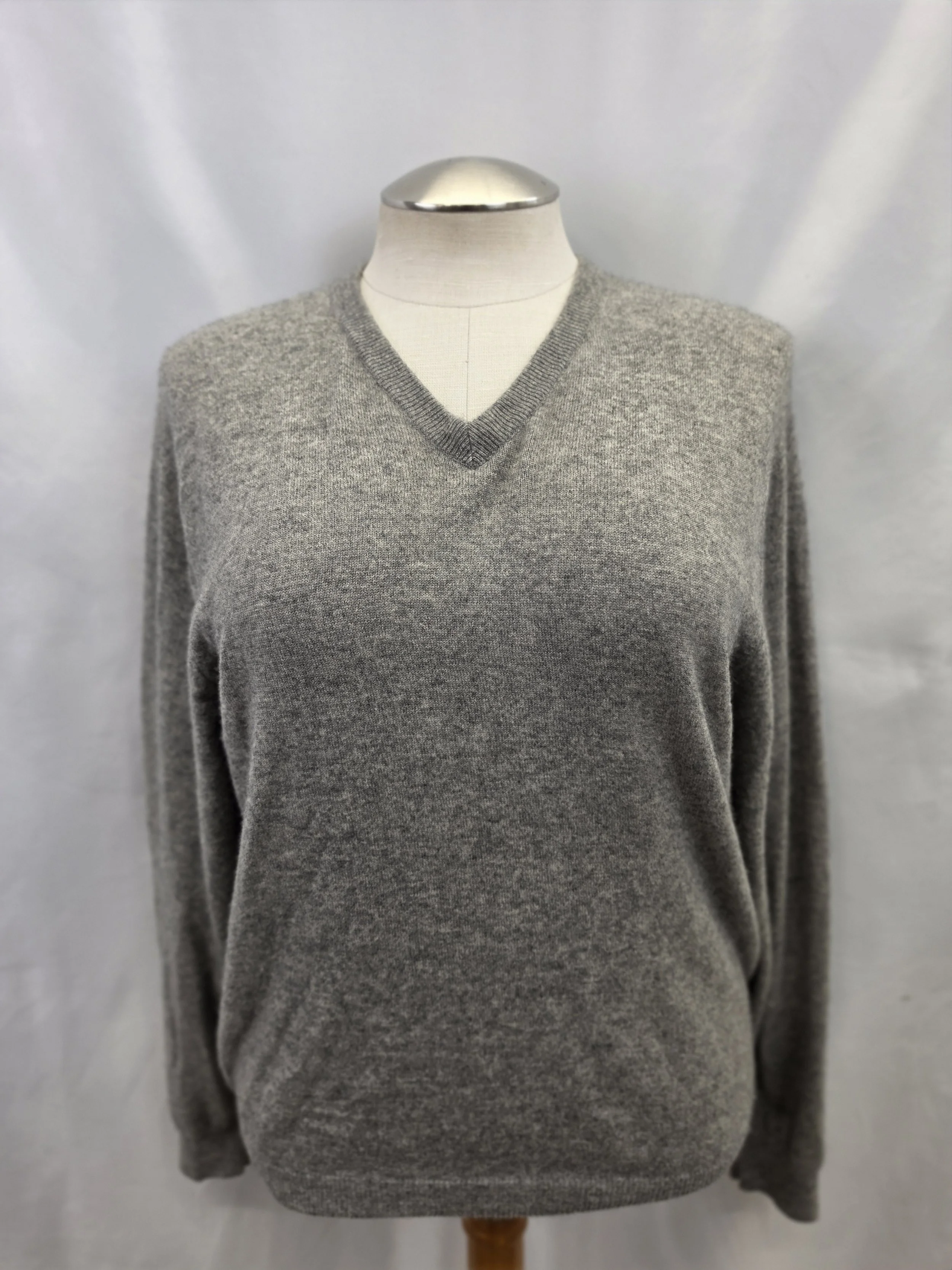 Club Room Cashmere Grey V-Neck Sweater (L)