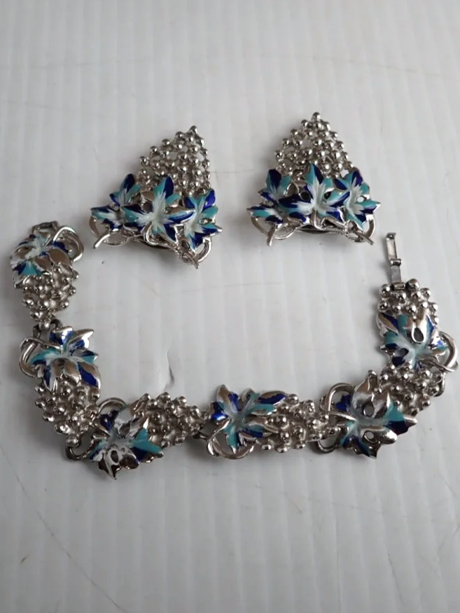 WIN-Online-Shop-Women-In-Need-Community-Cooperative-Resale-Thrift-Store-Jewelry-Gold-Silver-Clothing-Furniture-Antiques-Vintage-Books-Christmas-Victoria-BC-+%2812%29.png