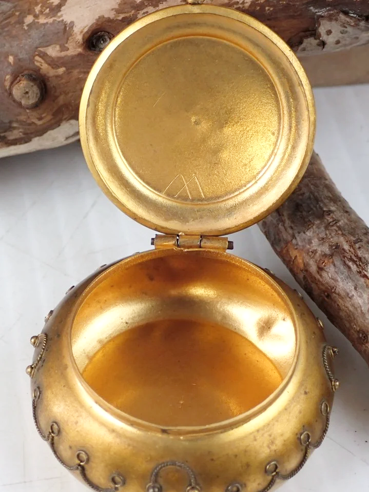 WIN-Online-Shop-Women-In-Need-Community-Cooperative-Resale-Thrift-Store-Jewelry-Gold-Silver-Clothing-Furniture-Antiques-Vintage-Books-Christmas-Victoria-BC-+%28100%29.png