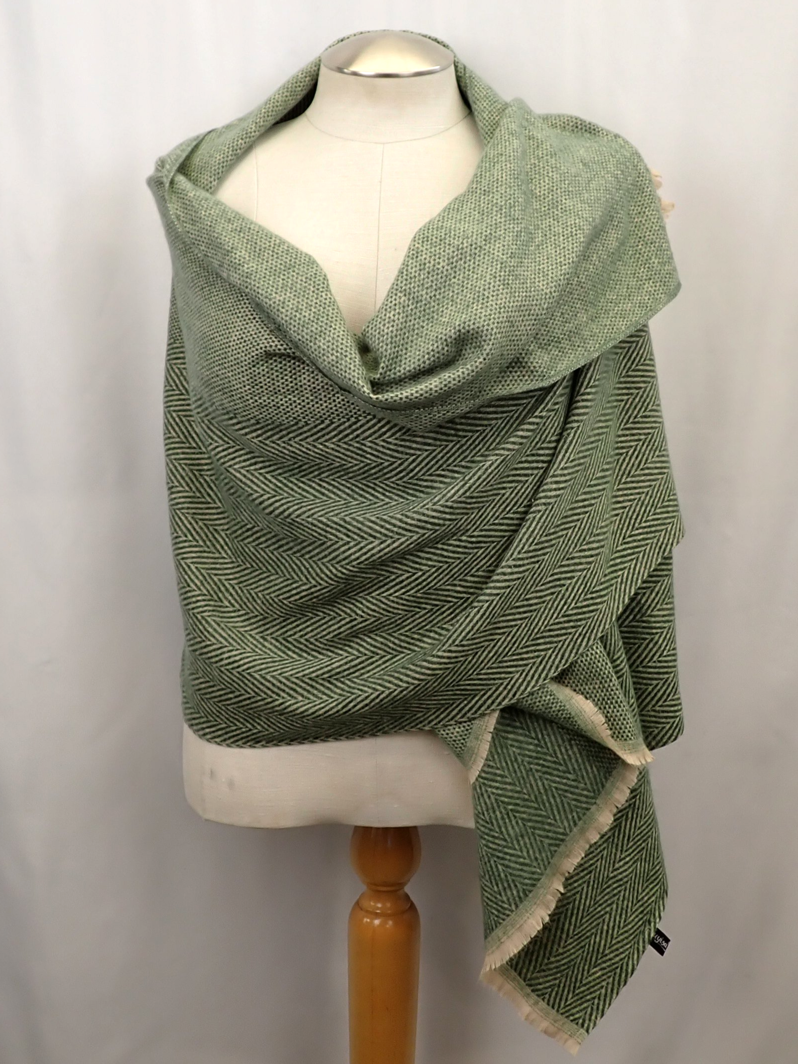 WIN+Online+Shop+Women+In+Need+Community+Cooperative+Resale+Thrift+Store+Jewelry+Gold+Silver+Clothing+Shoes+Home+Interior+Decor+Furniture+Antiques+Vintage+Books+Christmas+Victoria+BC+%2817%29.png