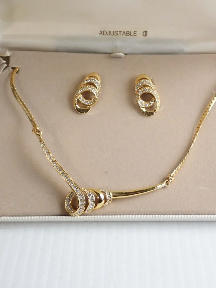 WIN-Online-Shop-Women-In-Need-Community-Cooperative-Resale-Thrift-Store-Jewelry-Gold-Silver-Clothing-Furniture-Antiques-Vintage-Books-Christmas-Victoria-BC-+%2810%29.png