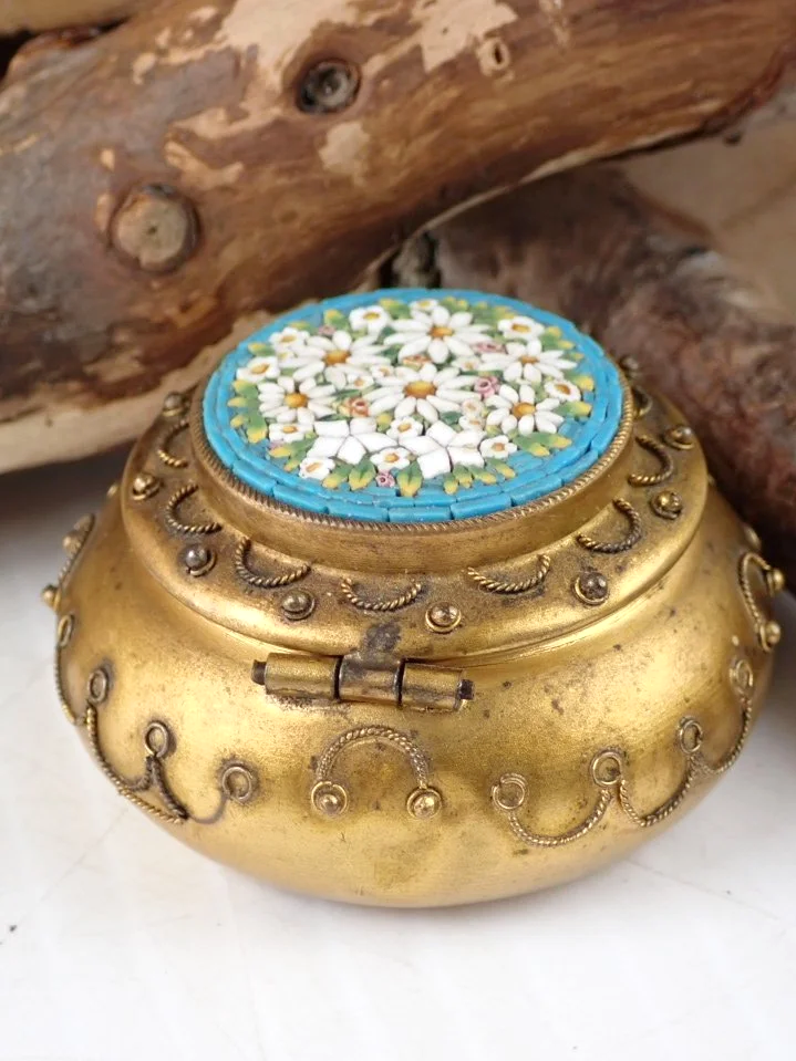 WIN-Online-Shop-Women-In-Need-Community-Cooperative-Resale-Thrift-Store-Jewelry-Gold-Silver-Clothing-Furniture-Antiques-Vintage-Books-Christmas-Victoria-BC-+%28102%29.png
