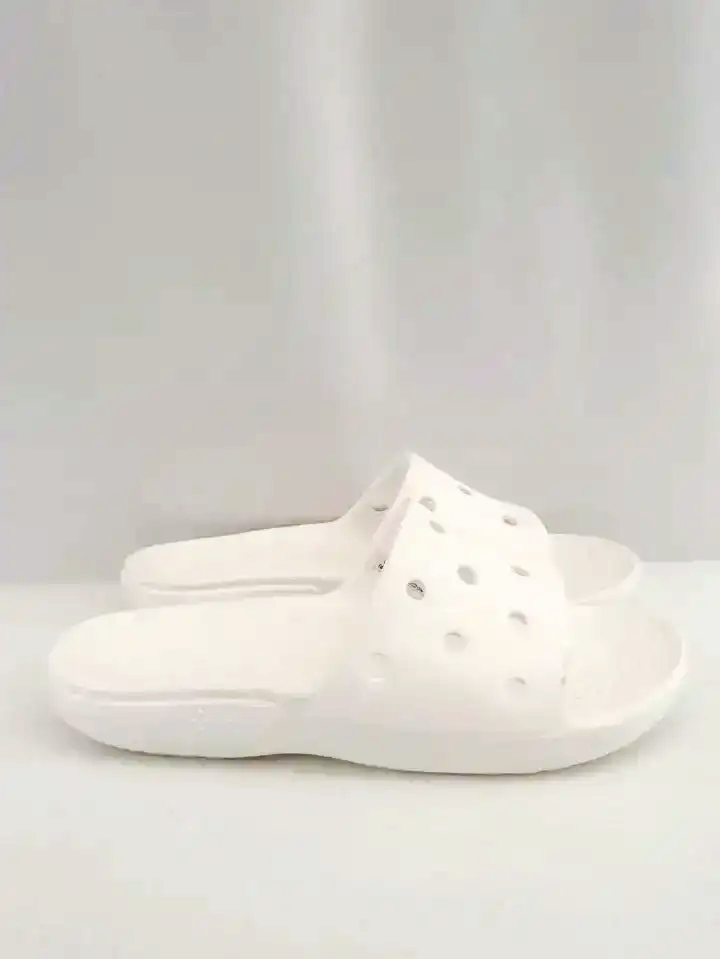 (NEW) Crocs White Relaxed Fit Classis Slide Sandals (6)