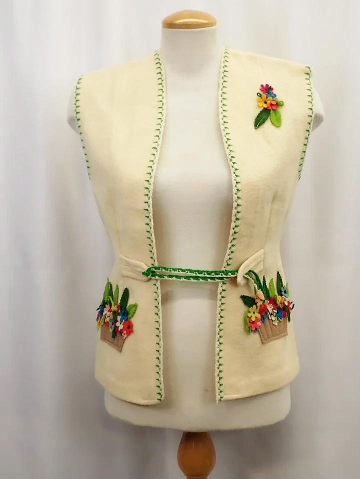 WIN-Online-Shop-Women-In-Need-Community-Cooperative-Resale-Thrift-Store-Jewelry-Gold-Silver-Clothing-Furniture-Antiques-Vintage-Books-Christmas-Victoria-BC-%2B%252819%2529.png