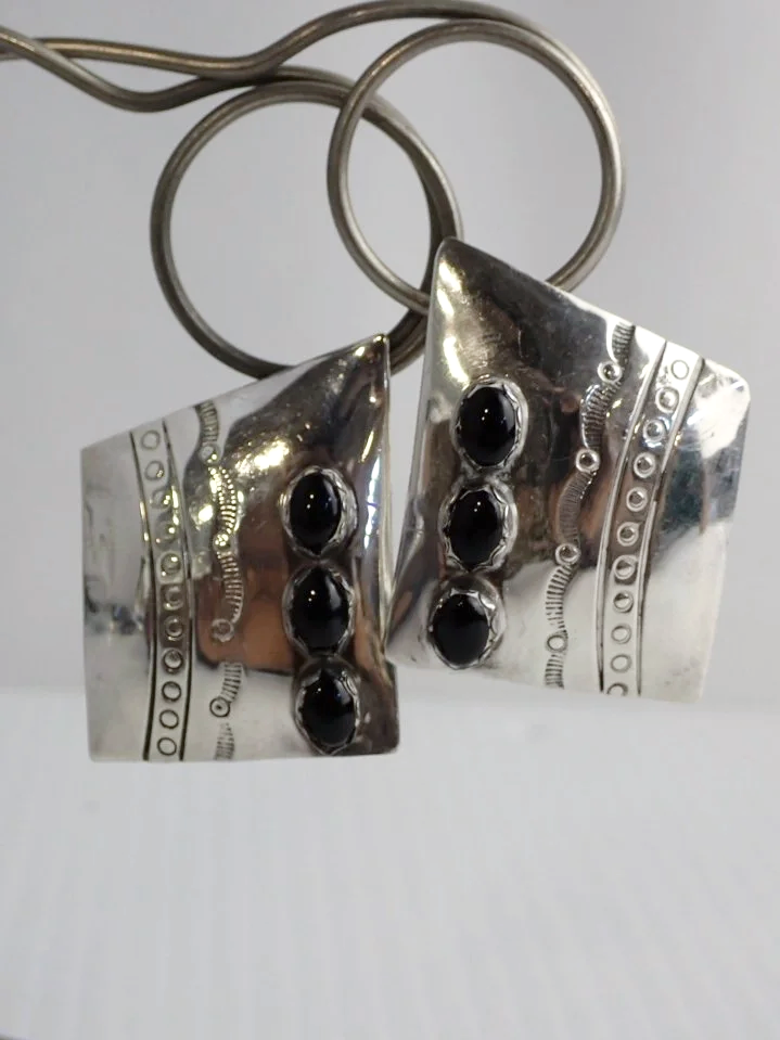 WIN-Online-Shop-Women-In-Need-Community-Cooperative-Resale-Thrift-Store-Jewelry-Gold-Silver-Clothing-Furniture-Antiques-Vintage-Books-Christmas-Victoria-BC-+%28167%29.png