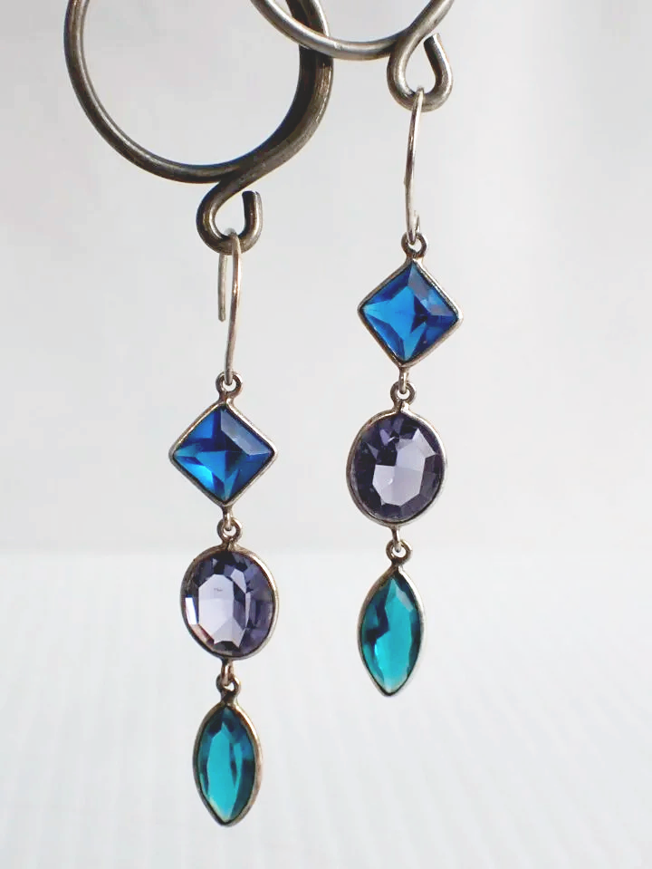 WIN-Online-Shop-Women-In-Need-Community-Cooperative-Resale-Thrift-Store-Jewelry-Gold-Silver-Clothing-Furniture-Antiques-Vintage-Books-Christmas-Victoria-BC-%2525252B%252525252881%2525252529.png