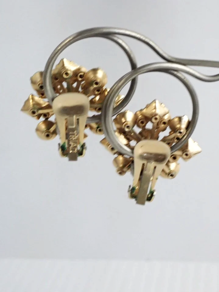 WIN-Online-Shop-Women-In-Need-Community-Cooperative-Resale-Thrift-Store-Jewelry-Gold-Silver-Clothing-Furniture-Antiques-Vintage-Books-Christmas-Victoria-BC-+%2819%29+-+Copy.png