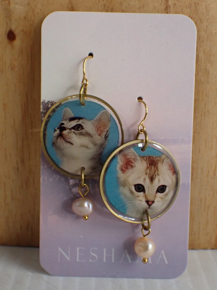 WIN-Online-Shop-Women-In-Need-Community-Cooperative-Resale-Thrift-Store-Jewelry-Gold-Silver-Clothing-Furniture-Antiques-Vintage-Books-Christmas-Victoria-BC- (123).JPG