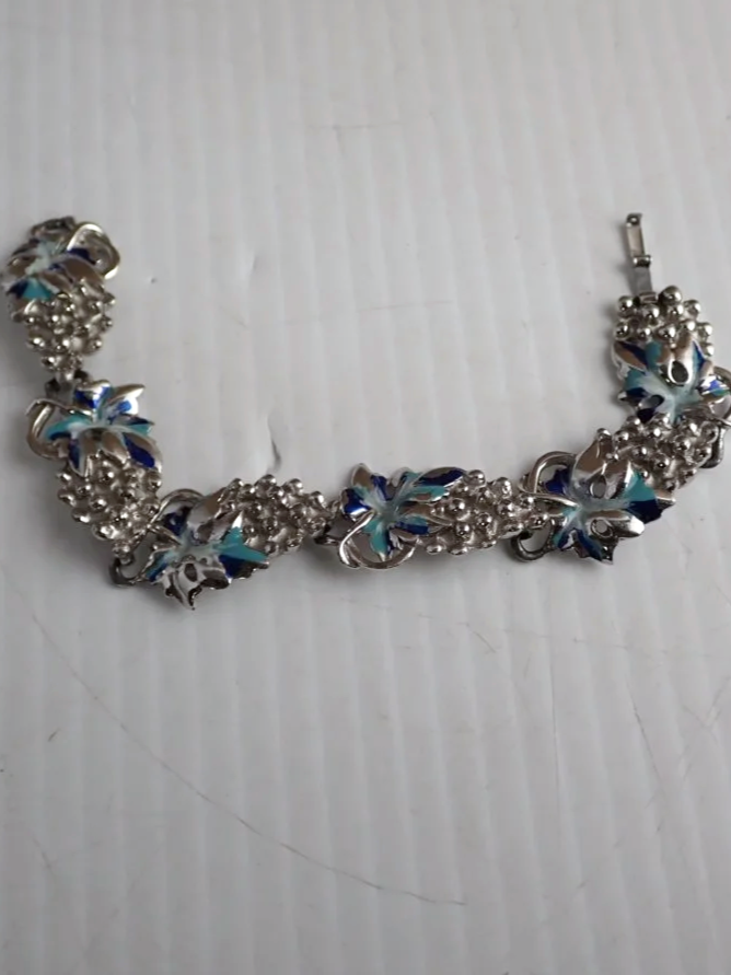 WIN-Online-Shop-Women-In-Need-Community-Cooperative-Resale-Thrift-Store-Jewelry-Gold-Silver-Clothing-Furniture-Antiques-Vintage-Books-Christmas-Victoria-BC-+%2815%29.png