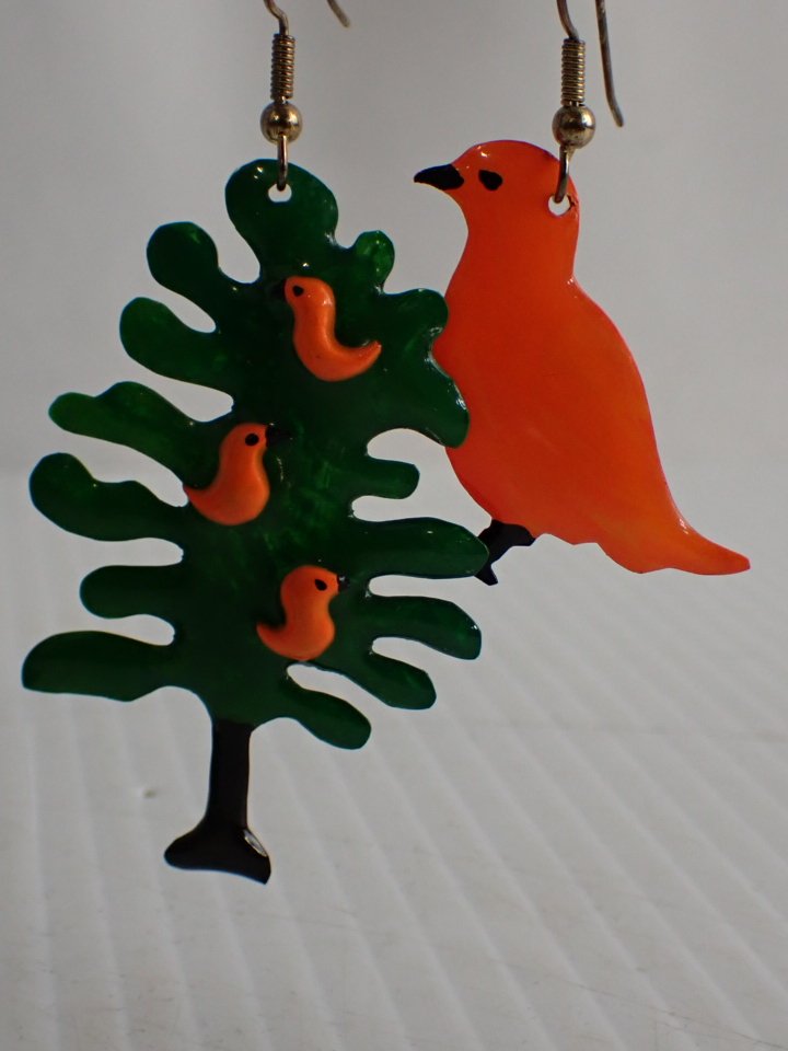 WIN-Online-Shop-Women-In-Need-Community-Cooperative-Resale-Thrift-Store-Jewelry-Gold-Silver-Clothing-Furniture-Antiques-Vintage-Books-Christmas-Victoria-BC- (197).JPG