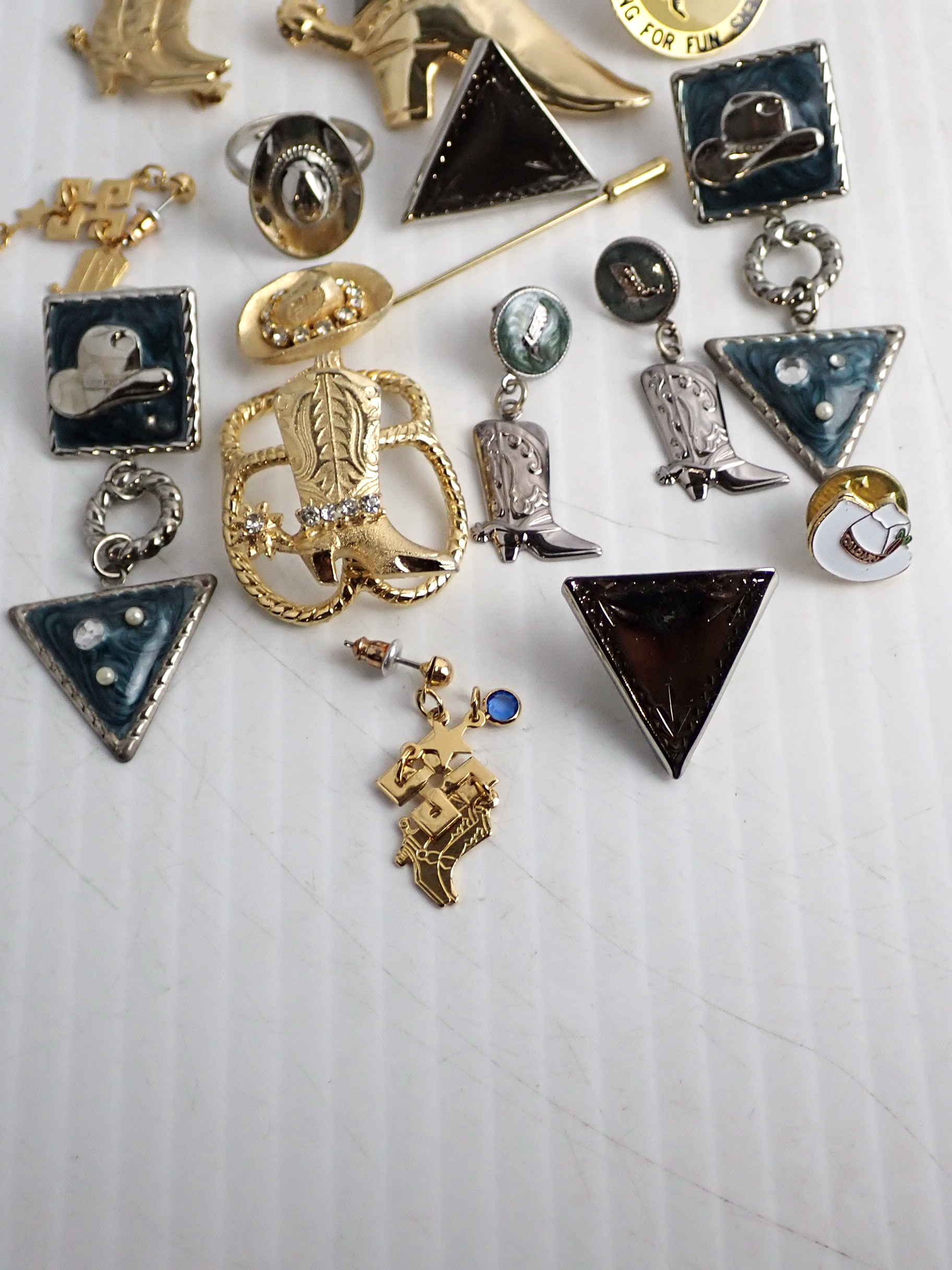 WIN+Online+Shop+Women+In+Need+Community+Cooperative+Resale+Thrift+Store+Jewelry+Gold+Silver+Clothing+Shoes+Home+Interior+Decor+Furniture+Antiques+Vintage+Books+Christmas+Victoria+BC+%28171%29.png