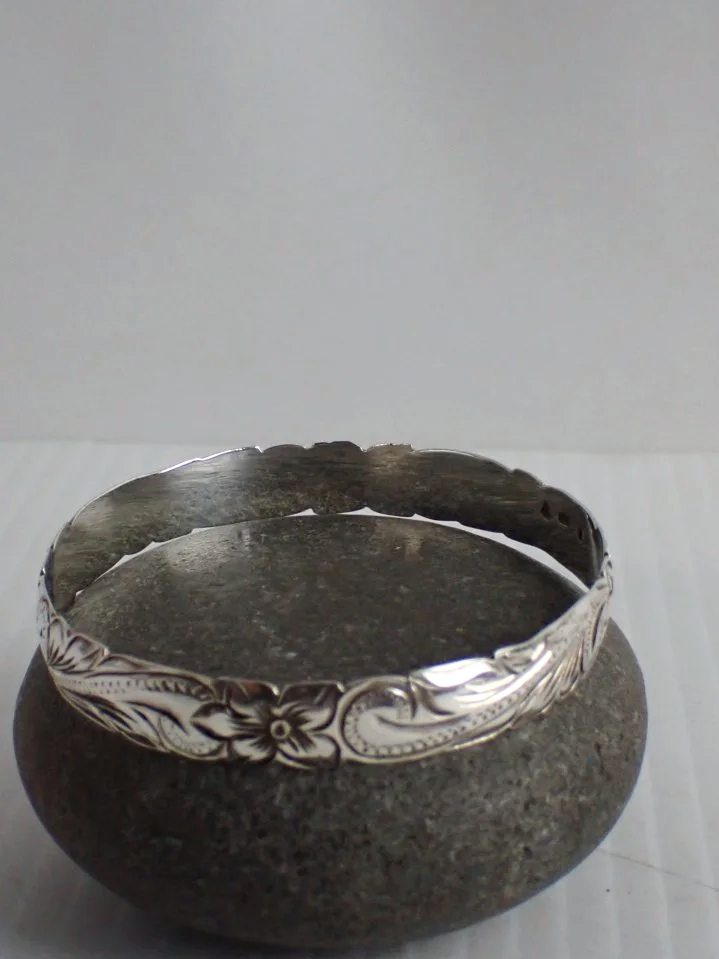 WIN-Online-Shop-Women-In-Need-Community-Cooperative-Resale-Thrift-Store-Jewelry-Gold-Silver-Clothing-Furniture-Antiques-Vintage-Books-Christmas-Victoria-BC-+%2811%29.png