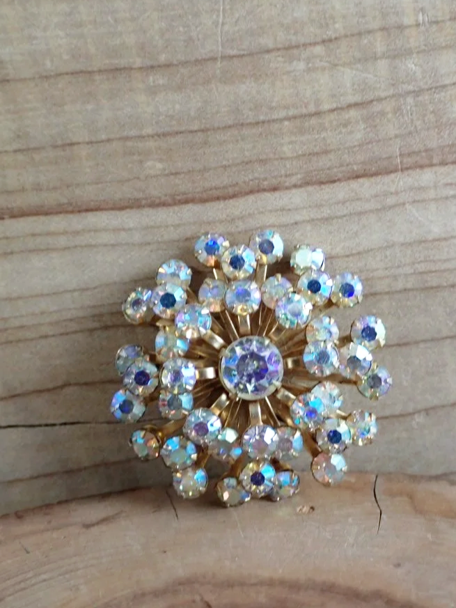 WIN-Online-Shop-Women-In-Need-Community-Cooperative-Resale-Thrift-Store-Jewelry-Gold-Silver-Clothing-Furniture-Antiques-Vintage-Books-Christmas-Victoria-BC-+%2815%29.png