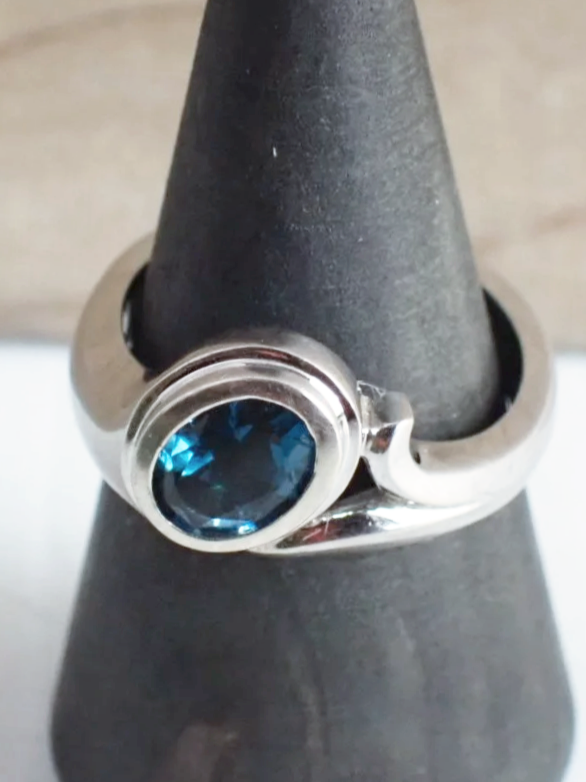 14K White Gold With Faceted Blue Topaz Ring (6.5)