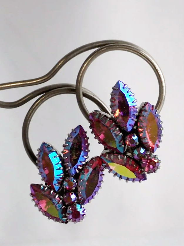 WIN-Online-Shop-Women-In-Need-Community-Cooperative-Resale-Thrift-Store-Jewelry-Gold-Silver-Clothing-Furniture-Antiques-Vintage-Books-Christmas-Victoria-BC-%2B%25283%2529.png