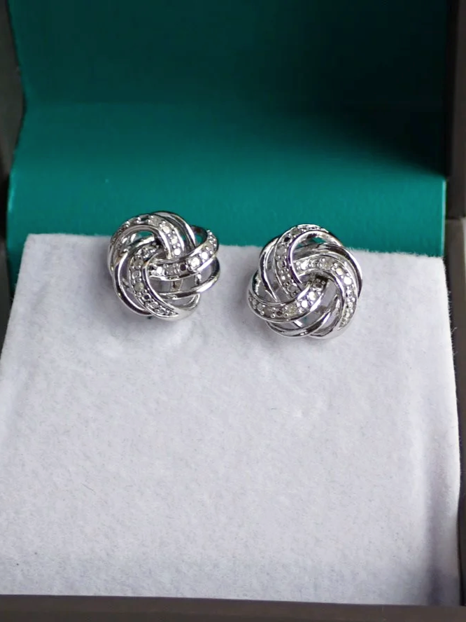 WIN-Online-Shop-Women-In-Need-Community-Cooperative-Resale-Thrift-Store-Jewelry-Gold-Silver-Clothing-Furniture-Antiques-Vintage-Books-Christmas-Victoria-BC-+%2831%29.png