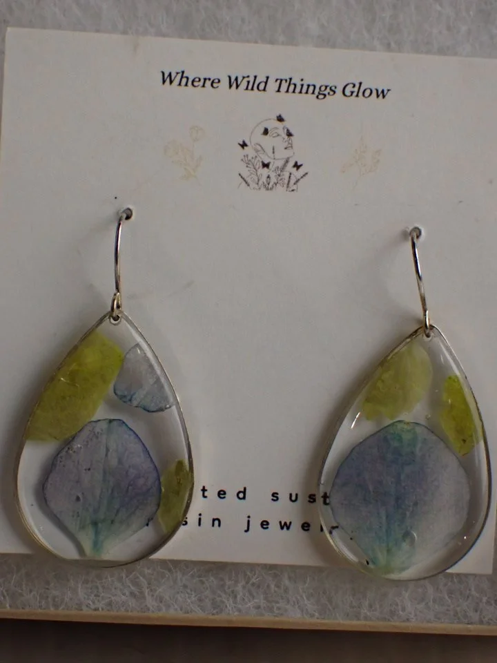 WIN-Online-Shop-Women-In-Need-Community-Cooperative-Resale-Thrift-Store-Jewelry-Gold-Silver-Clothing-Furniture-Antiques-Vintage-Books-Christmas-Victoria-BC- (86).JPG