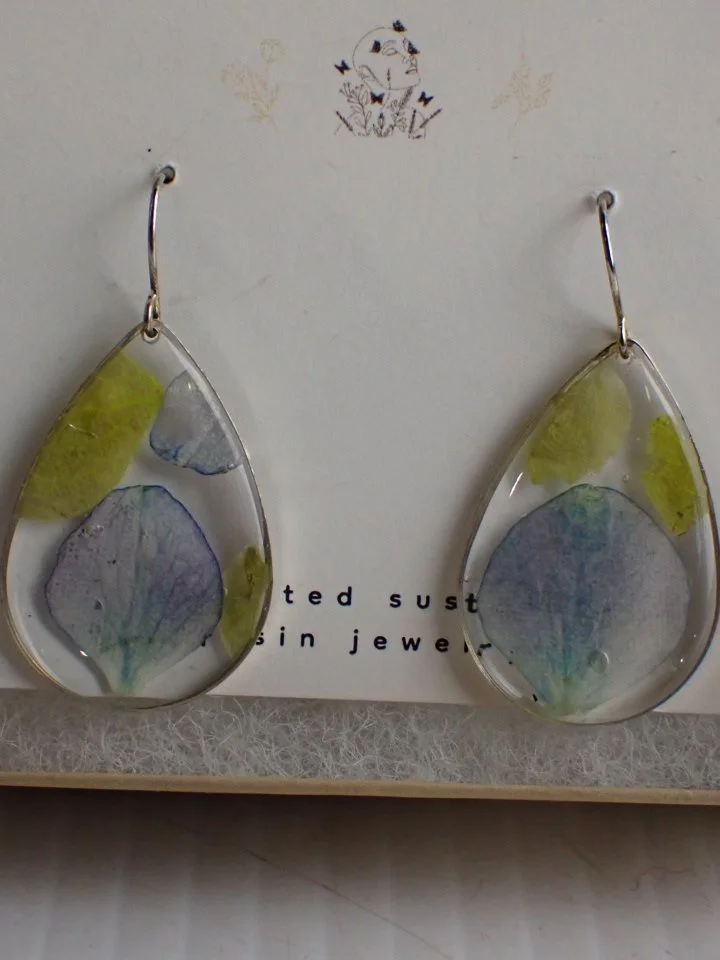 WIN-Online-Shop-Women-In-Need-Community-Cooperative-Resale-Thrift-Store-Jewelry-Gold-Silver-Clothing-Furniture-Antiques-Vintage-Books-Christmas-Victoria-BC- (87).JPG