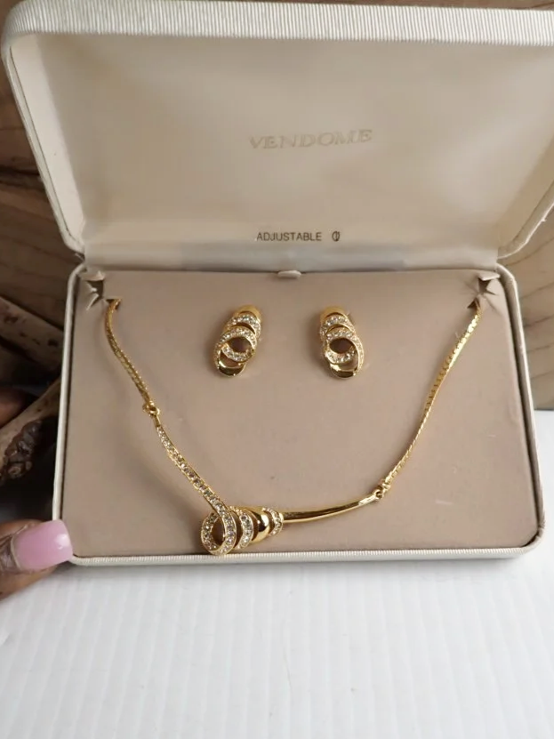 WIN-Online-Shop-Women-In-Need-Community-Cooperative-Resale-Thrift-Store-Jewelry-Gold-Silver-Clothing-Furniture-Antiques-Vintage-Books-Christmas-Victoria-BC-+%289%29.png
