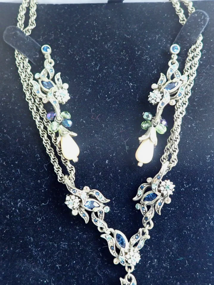 WIN-Online-Shop-Women-In-Need-Community-Cooperative-Resale-Thrift-Store-Jewelry-Gold-Silver-Clothing-Furniture-Antiques-Vintage-Books-Christmas-Victoria-BC-+%28171%29.png