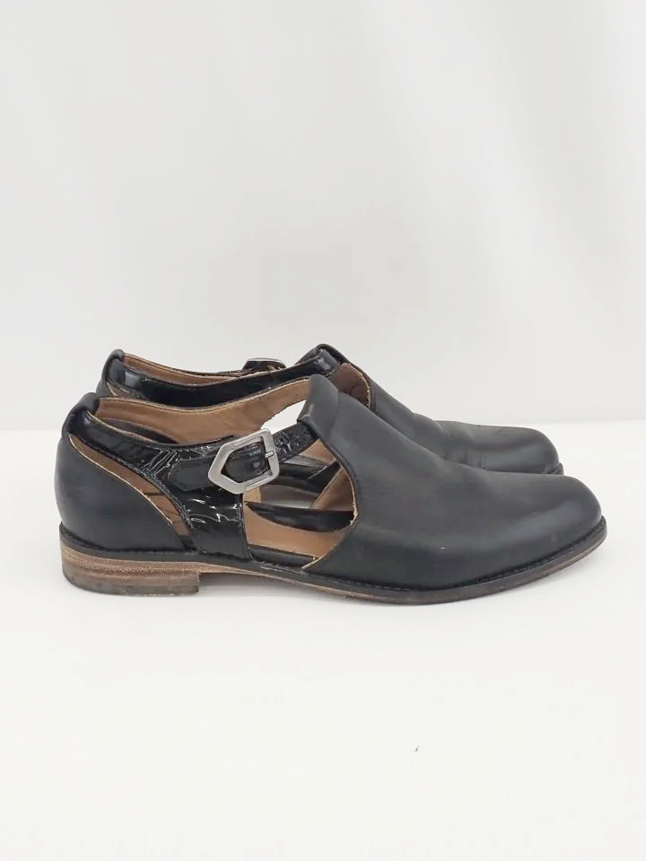 John Fluevog Leather Upper Moduog Maria-Louisa Side Buckled T-Strap Shoes (10)