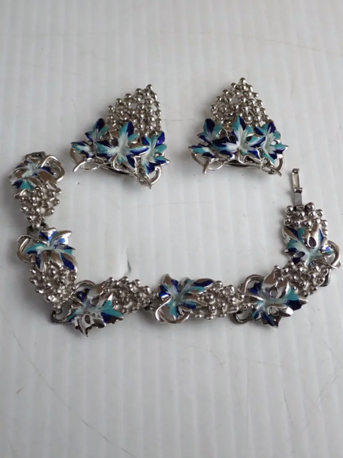 WIN-Online-Shop-Women-In-Need-Community-Cooperative-Resale-Thrift-Store-Jewelry-Gold-Silver-Clothing-Furniture-Antiques-Vintage-Books-Christmas-Victoria-BC-+%2813%29.png