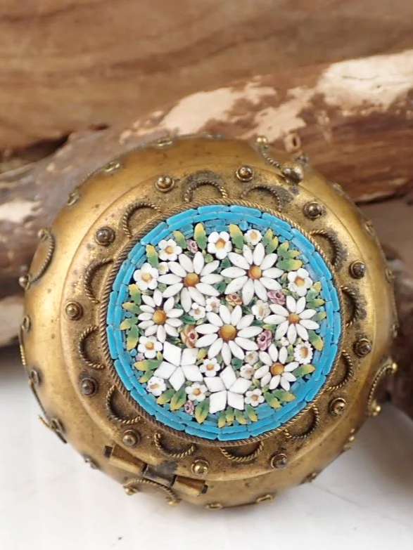 WIN-Online-Shop-Women-In-Need-Community-Cooperative-Resale-Thrift-Store-Jewelry-Gold-Silver-Clothing-Furniture-Antiques-Vintage-Books-Christmas-Victoria-BC-+%2897%29.png