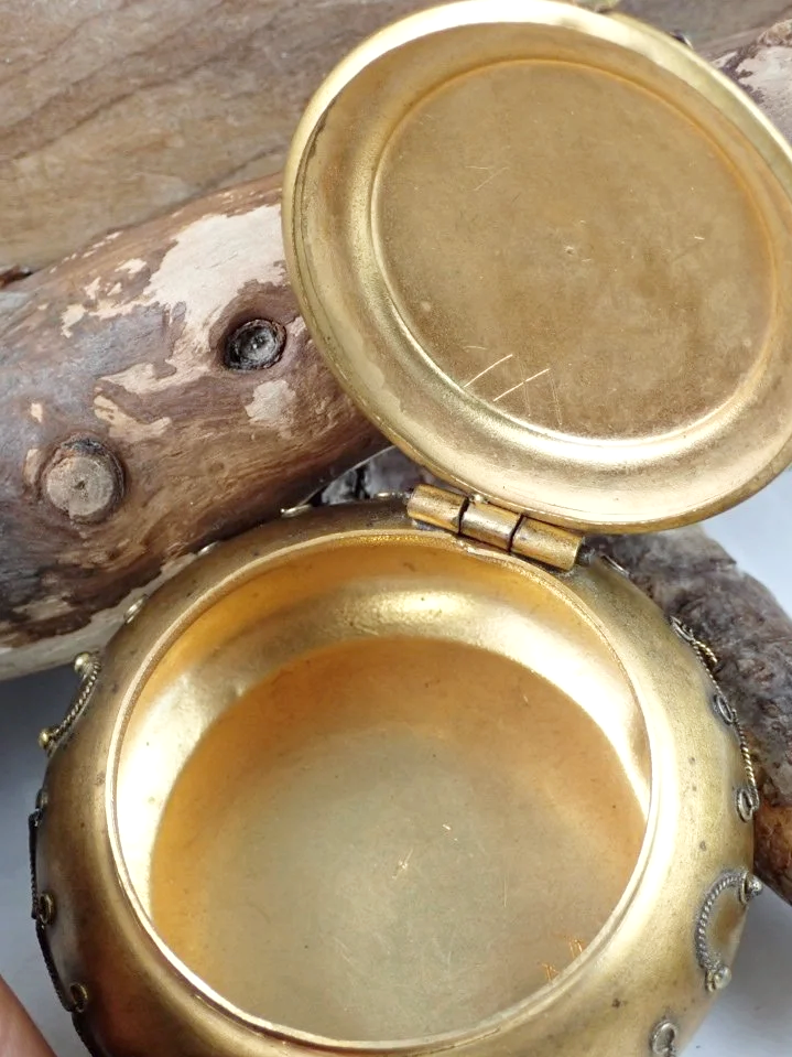 WIN-Online-Shop-Women-In-Need-Community-Cooperative-Resale-Thrift-Store-Jewelry-Gold-Silver-Clothing-Furniture-Antiques-Vintage-Books-Christmas-Victoria-BC-+%2899%29.png