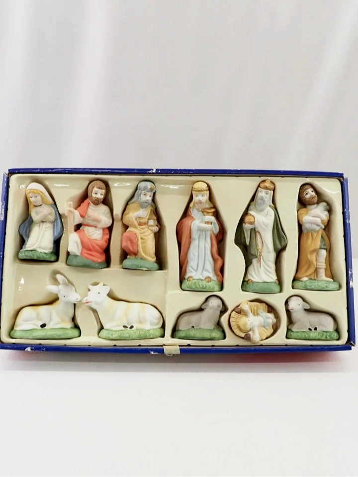 WIN-Online-Shop-Women-In-Need-Community-Cooperative-Resale-Thrift-Store-Jewelry-Gold-Silver-Clothing-Furniture-Antiques-Vintage-Books-Christmas-Victoria-BC-%25252B%25252528158%25252529.png