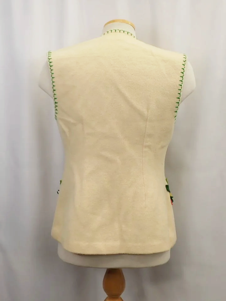 WIN-Online-Shop-Women-In-Need-Community-Cooperative-Resale-Thrift-Store-Jewelry-Gold-Silver-Clothing-Furniture-Antiques-Vintage-Books-Christmas-Victoria-BC-%2B%252821%2529.png