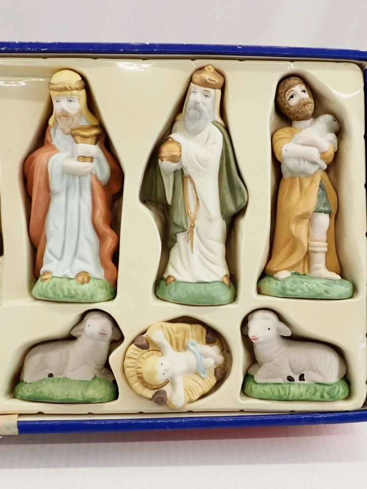 WIN-Online-Shop-Women-In-Need-Community-Cooperative-Resale-Thrift-Store-Jewelry-Gold-Silver-Clothing-Furniture-Antiques-Vintage-Books-Christmas-Victoria-BC-%2B%2528159%2529.png