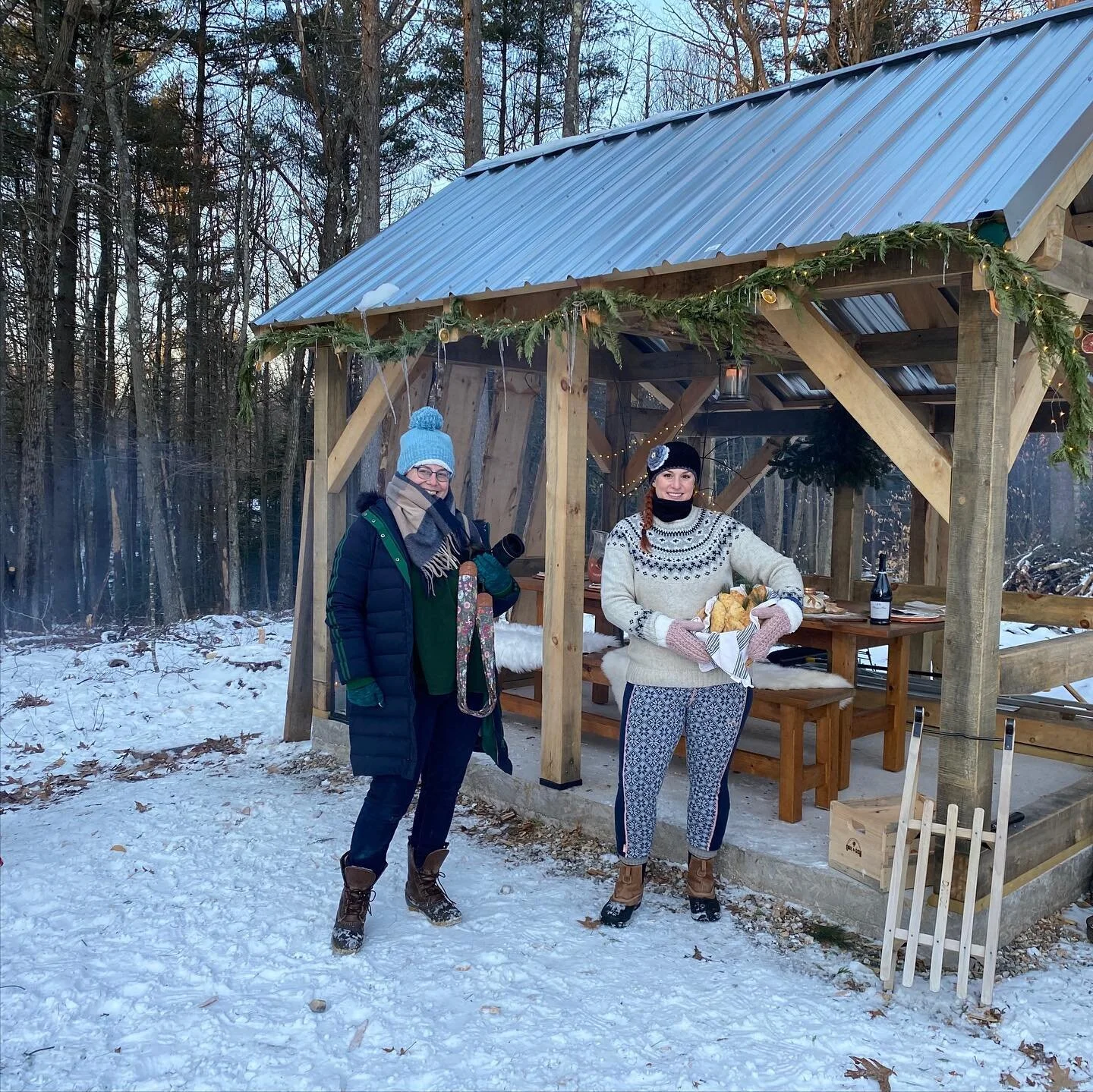 A little behind the scenes action for a very exciting seasonal cookbook with @oakandashfarm - thanks to everyone who were Covid safe hand models! Happy to report I have officially thawed out 😂

#behindthescenes #cookbookphotography #pioneervalley #w