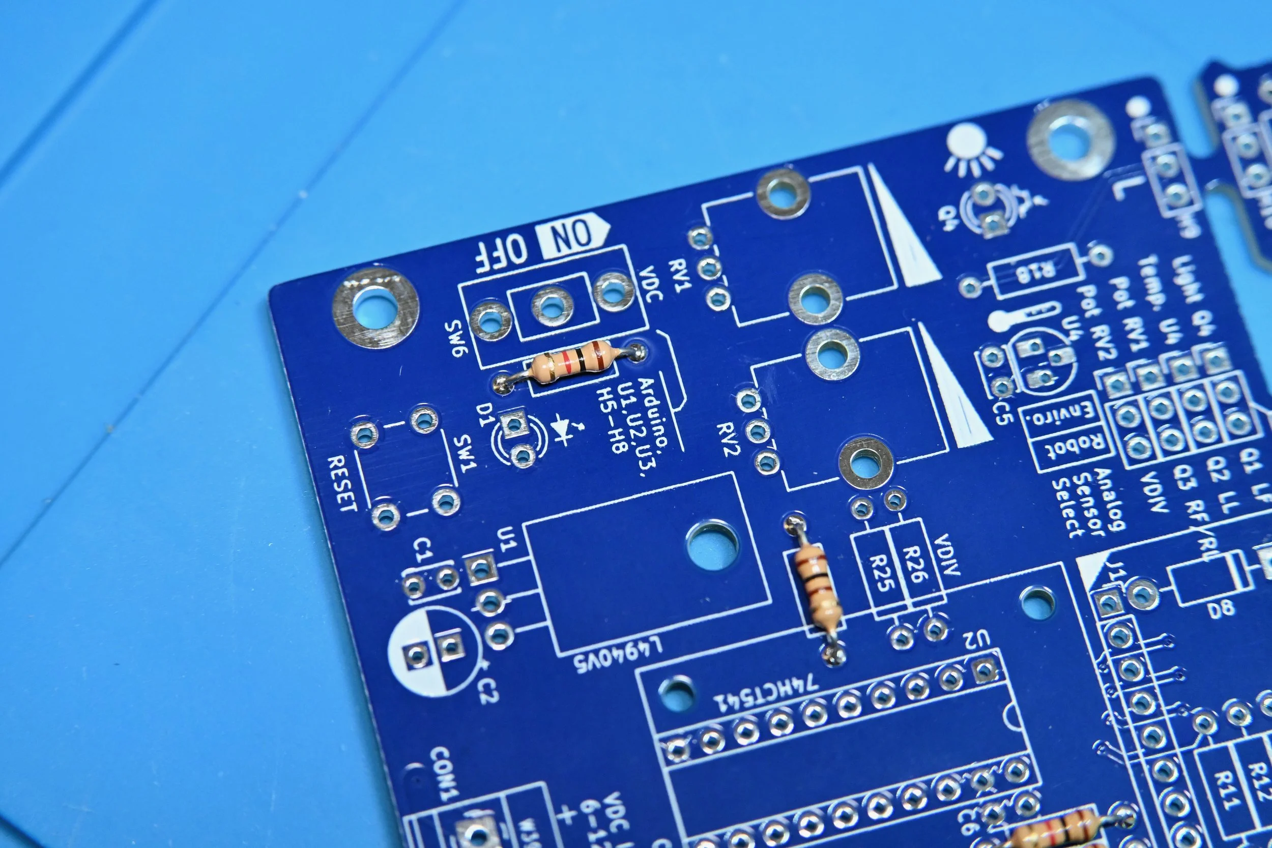 Close-up photo of battery indicator resistor R2.