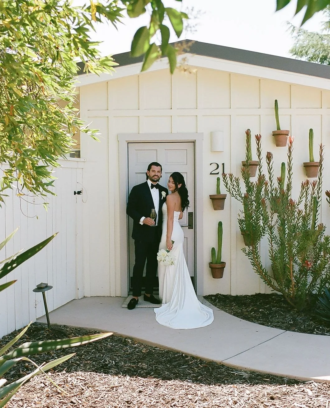 Forever swooning over these captures from @bethandkenziephoto 🪽⁠
.⁠
.⁠
.⁠
.⁠
.⁠
.⁠
⁠Venue: @hotelynezsyv⁠
Planner: @saramattesonevents⁠
Photography: @bethandkenziephoto⁠
Florist: @renaesbouquet⁠
Bartending: @classic_cocktails_bartending⁠
Catering: @
