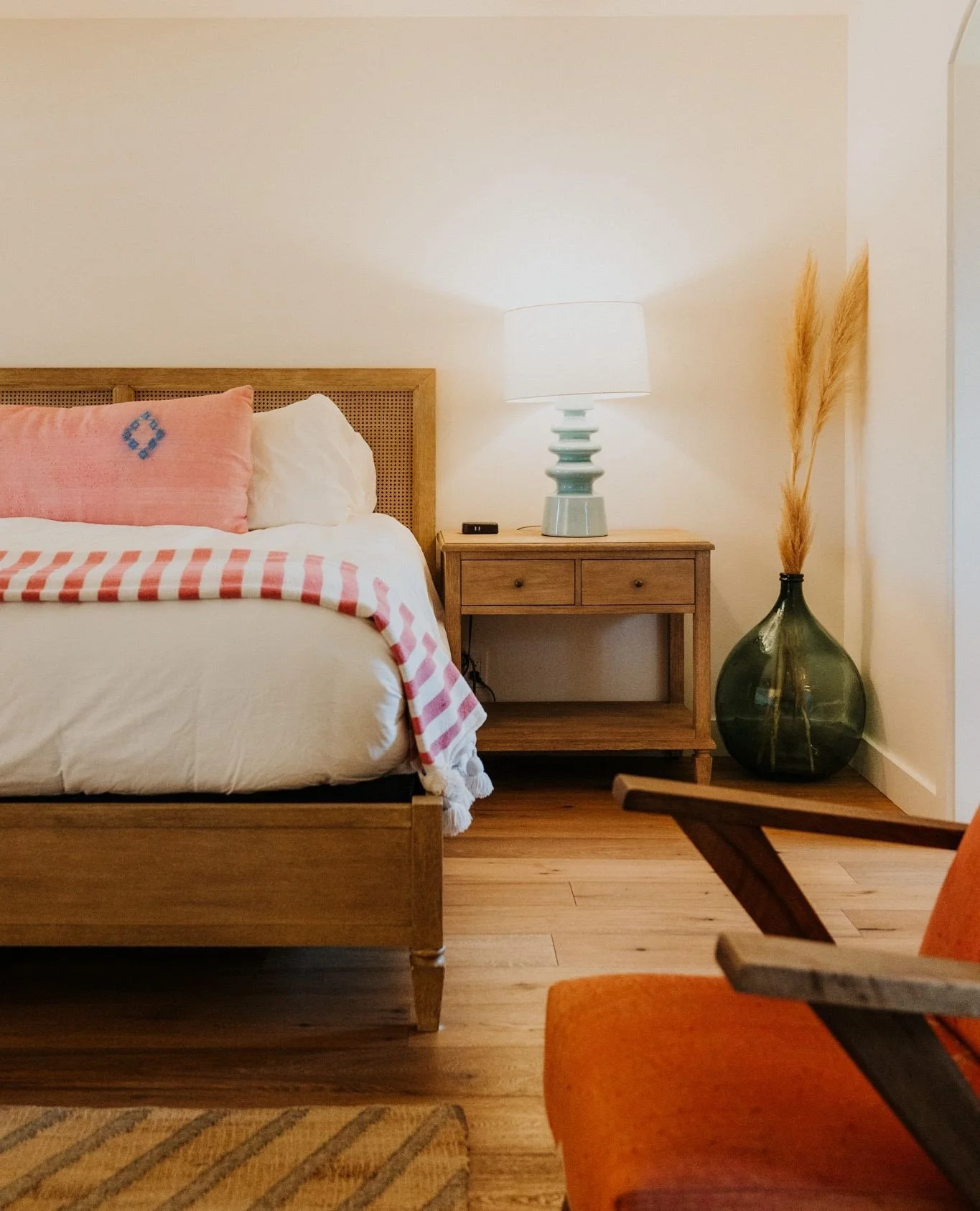 A look inside the Deluxe 〰️ These rooms feature a King bed, a cozy corner fireplace, a wet bar, minifridge, and a front patio with a hammock, patio set, and garden views. ⁠
⁠
.⁠
.⁠
.⁠
⁠
Photo: @keladiscope