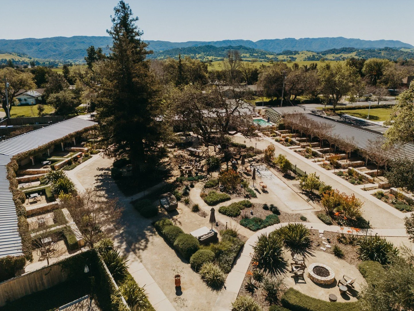 ⁠Once upon a time, the heart of Hotel Ynez was a drive-through loop. Today, it's a walkable retreat centered around gardens, fire pits, and heritage oaks 🌿 ⁠
⁠
Read more about the design decisions that shaped the hotel on the Nomada Journal, linked 