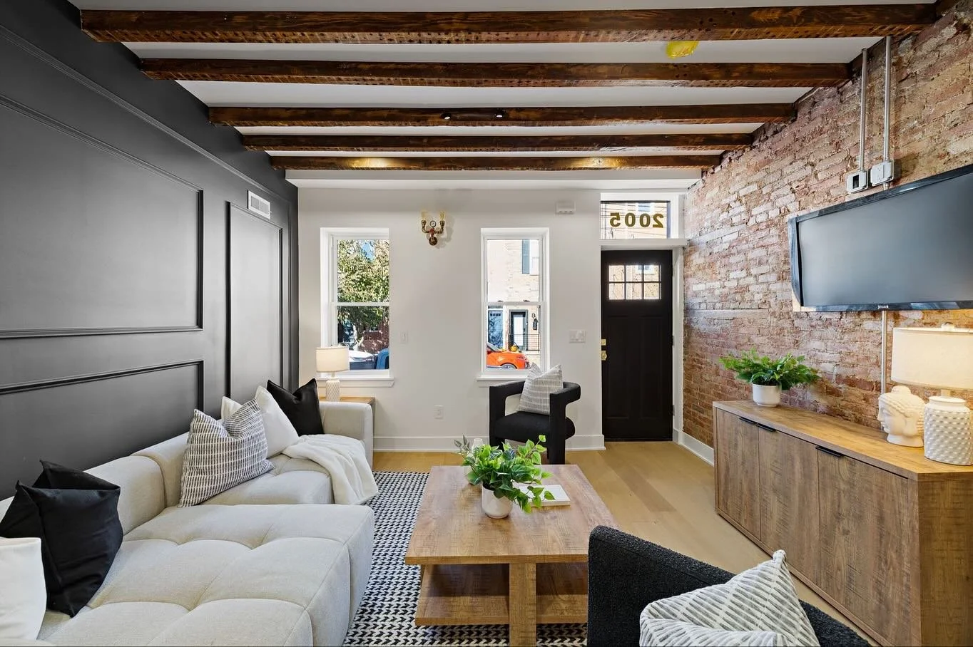 2005 Tulip is shining on the market. Beautiful renovation from @ilovephillyhomes 🏡