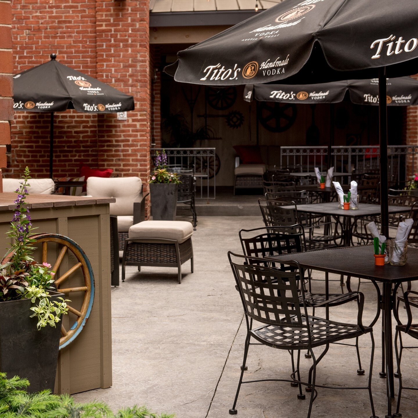 Just over here day dreaming of warmer weather so we can enjoy a meal out by the smokestack ☀️⁠
⁠
Anyone else? 🙋⁠
⁠
#corkandcap #outsidedining