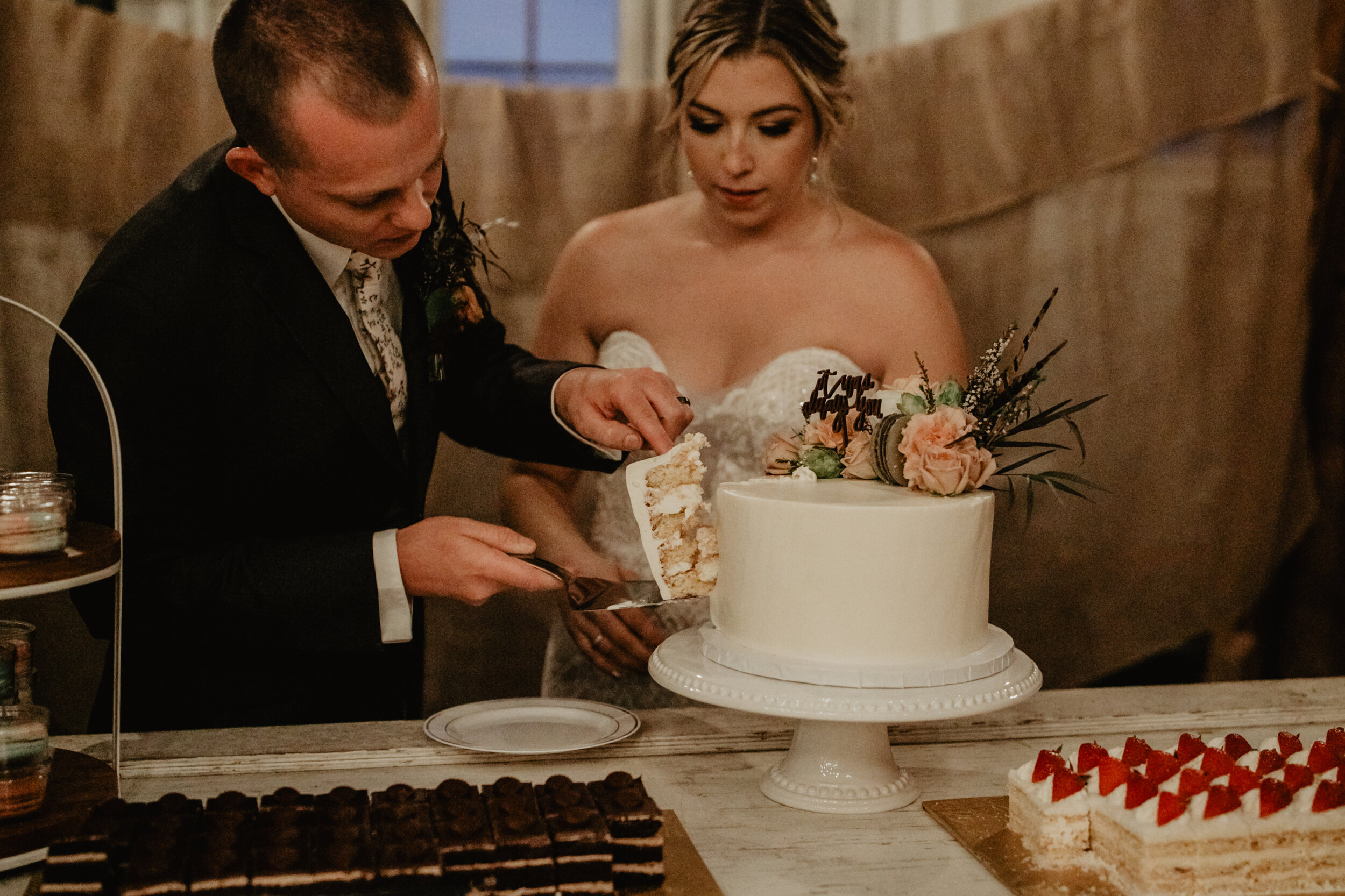 Palouse Knot Barn Spokane Wedding Cassie Trottier Photography_0703.jpg