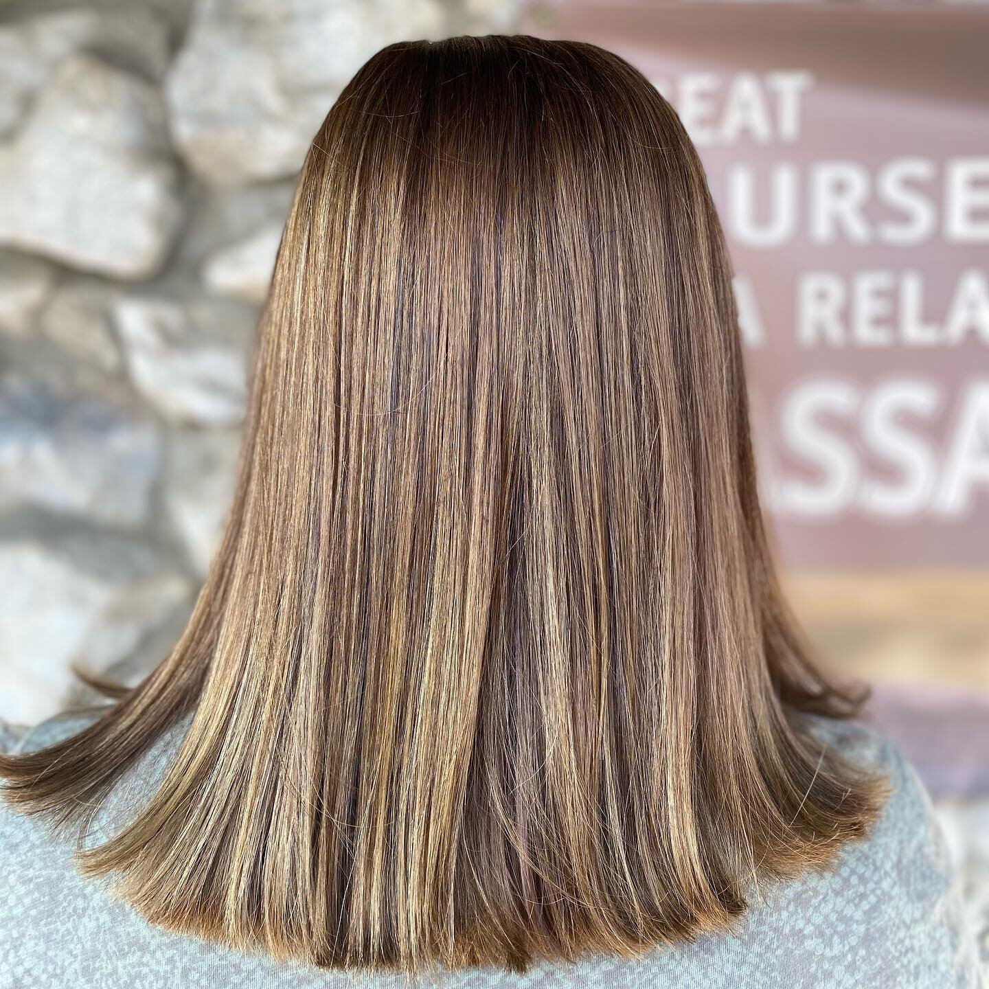 Gorgeous set of lowlights done by our newest stylist, Libby 🌿
.
Used: @oligopro calura in shade 6G
.
#serenitysalonmishawaka
